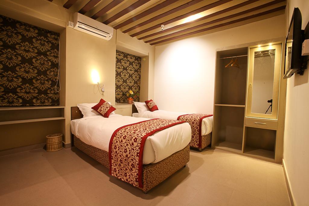 Hotel Heranya Kathmandu Buitenkant foto